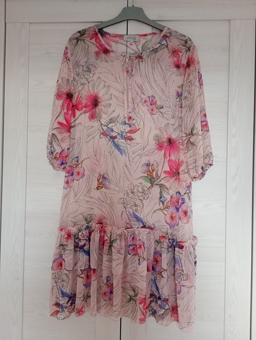 Śliczna sukienka wizytowa kwiatowy wzór pudrowy róż