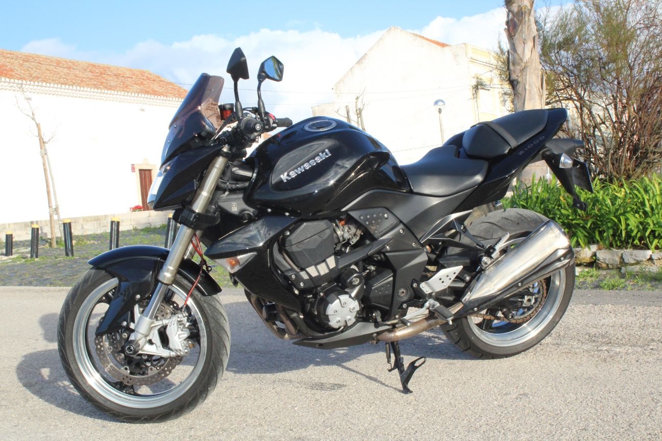 Kawasaki Z1000 de garagem