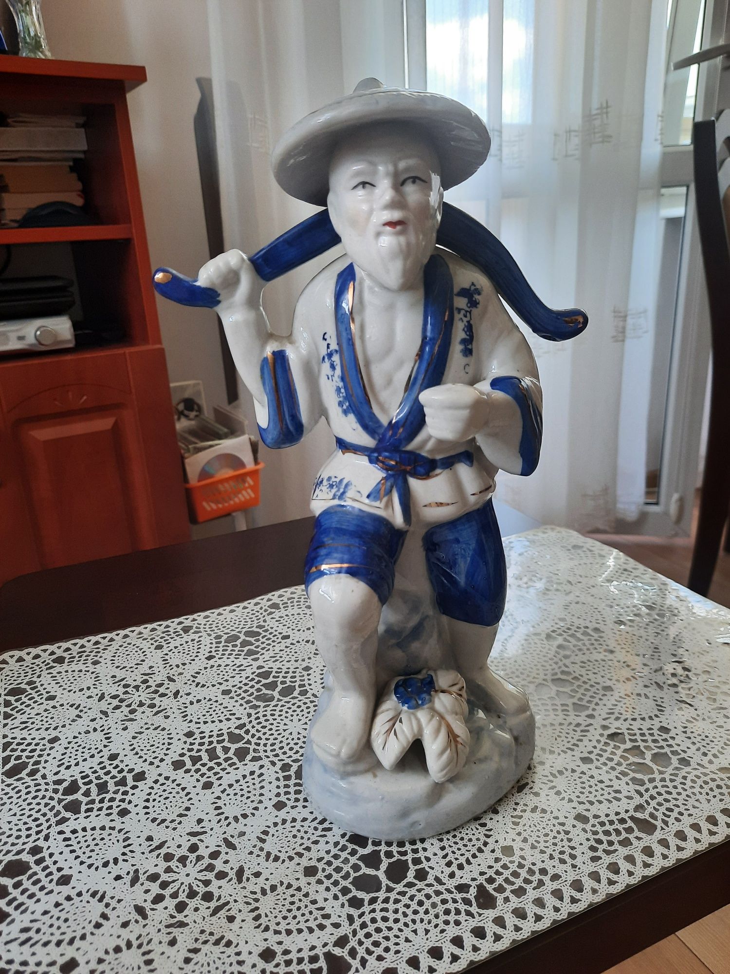 Sprzedam figurkę z porcelany .