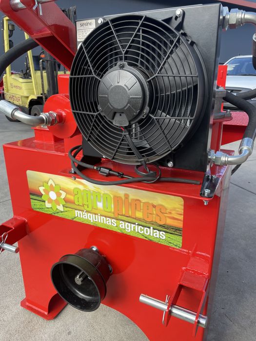 Rachador de lenha com plataforma e radiador