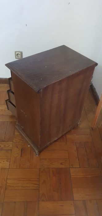 Mesa de cabeceira antiga em madeira maciça