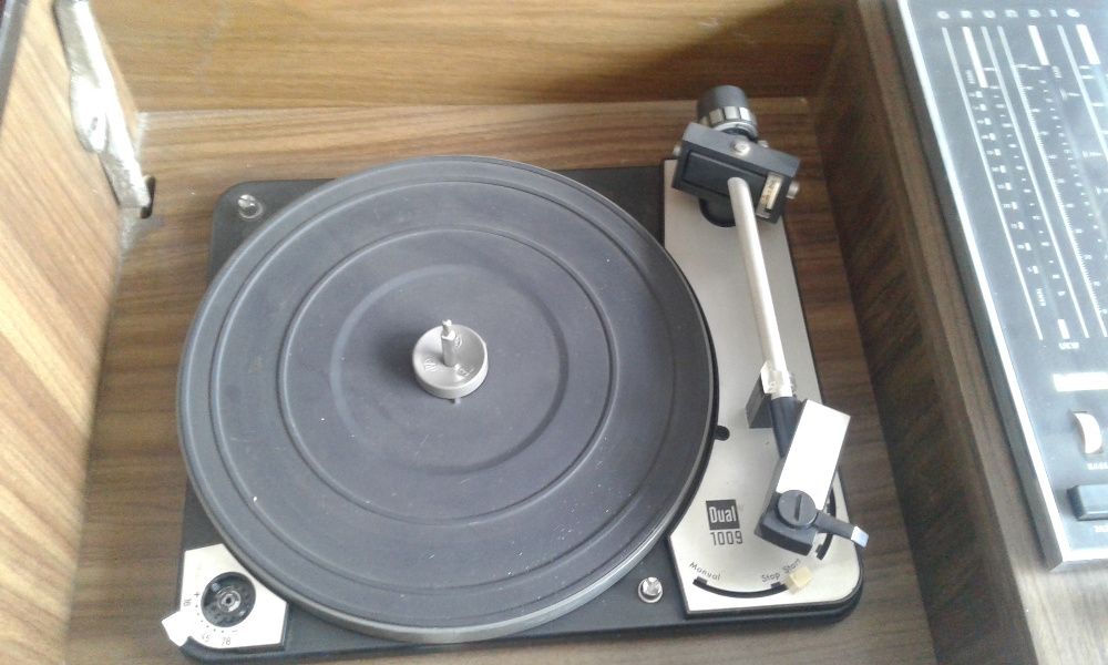 Móvel gira discos Grundig vintage