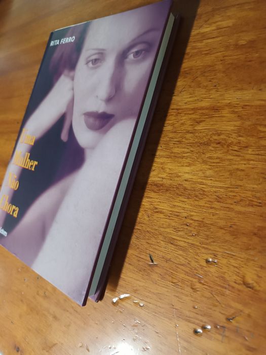Livro de Rita Ferro Uma Mulher Não Chora