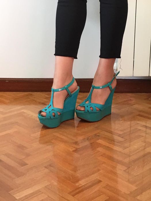 Sandália marca SCHUTZ - NUNCA USADA