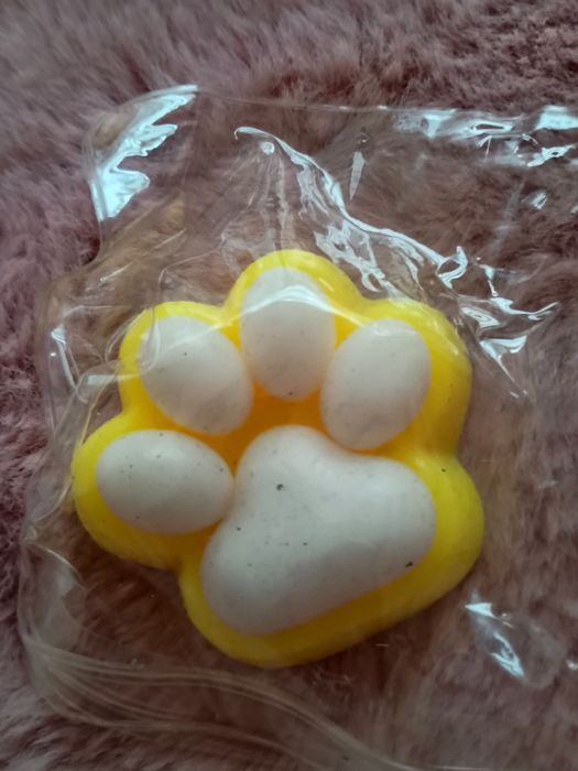 Łapka idealna zabawka zolta