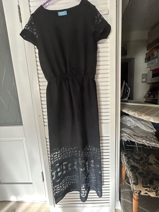 Довга ажурна чорна сукня