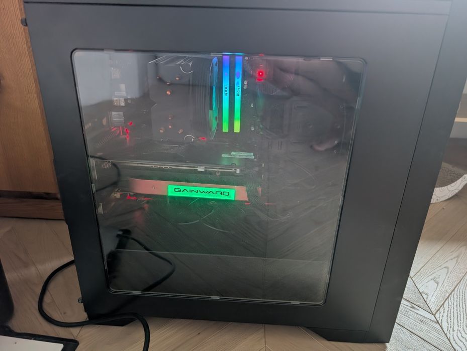 Komputer i5-8600K 4.3 GHz • GTX 1060 6 GB • 16 GB RAM 3600 MHz • SSD