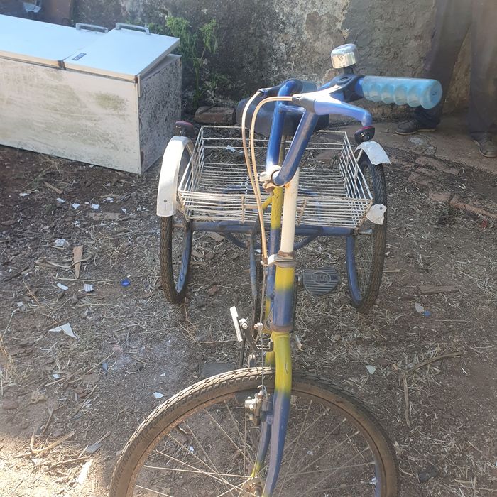 ...BICLICLETA.    ..ANTIGA  .PARA Ir AS COMPRAS