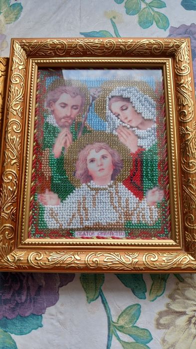 Иконы вышиты чешским бисером