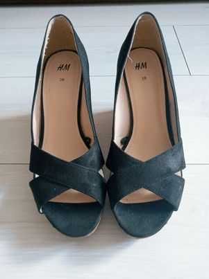 H&M Czarne zamszowe sandały buty na koturnie 38