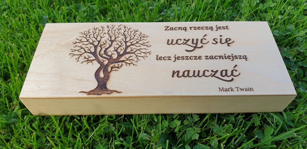 Piórnik drewniany z przegródkami dla nauczyciela Grawer personalizacja