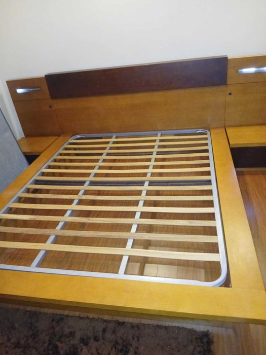 Quarto Completo - King Size LEDs, Mesinhas de Cabeceira e Camiseiro