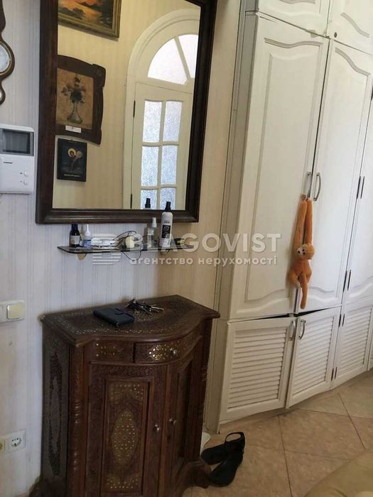 Продаж чудової 2к кв Центр Києва дореволюційний будинок Костельна 7