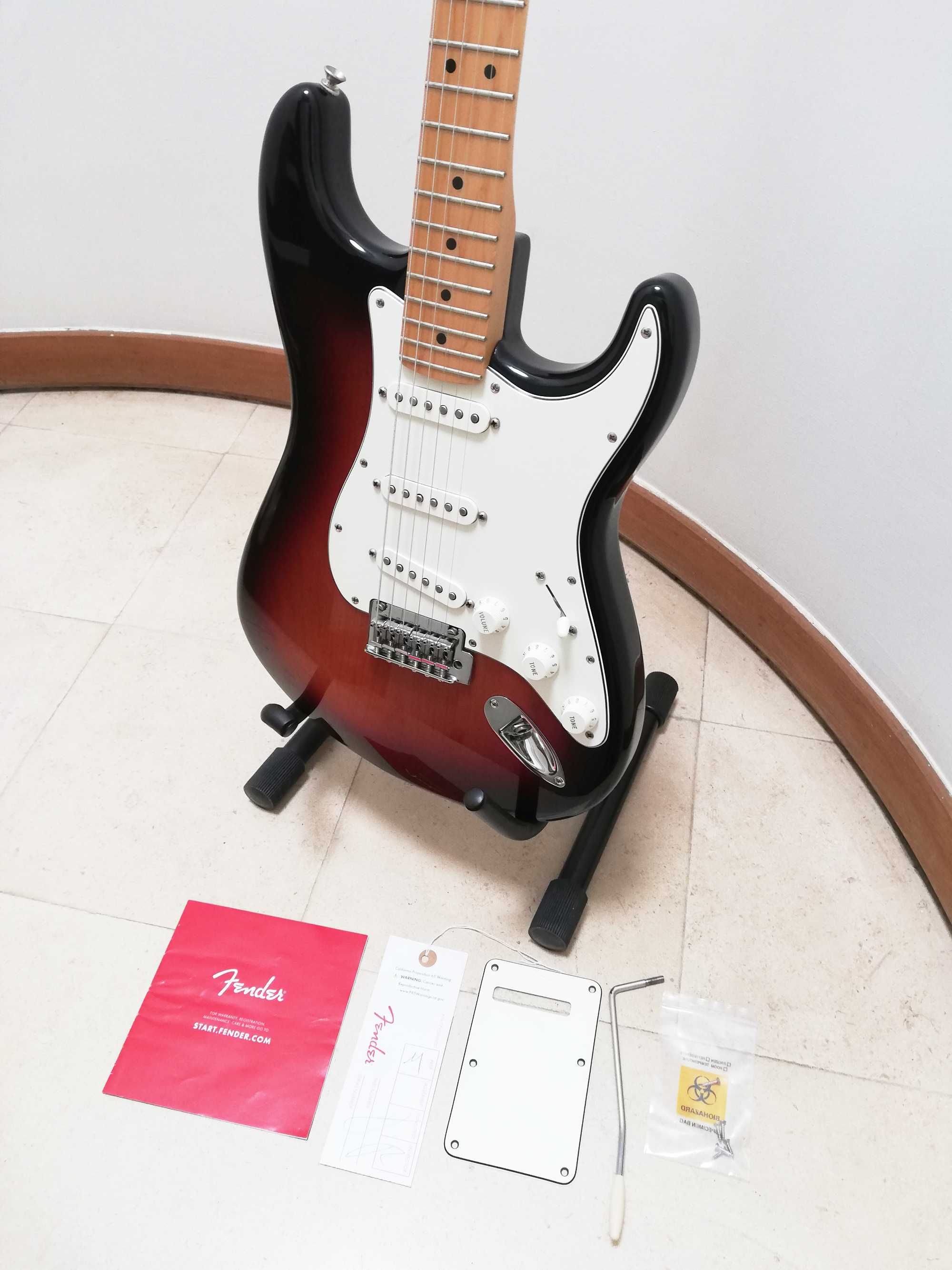 Fender Player Stratocaster MN 3TS + Hardcase Gator