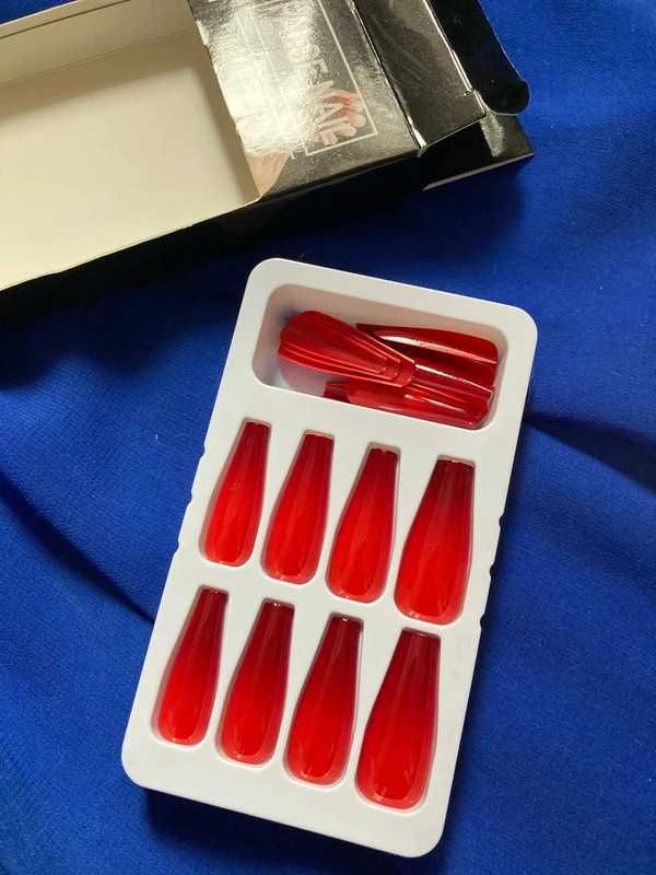 Długie czerwone tipsy ombre coffin 20 sztuk