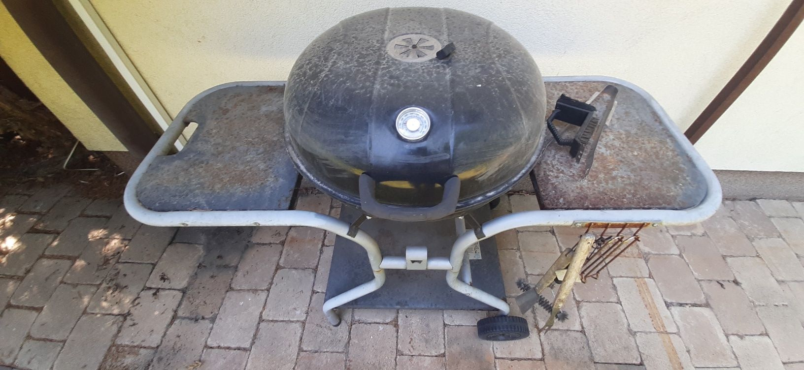 Grill ogrodowy, okrągły z półką