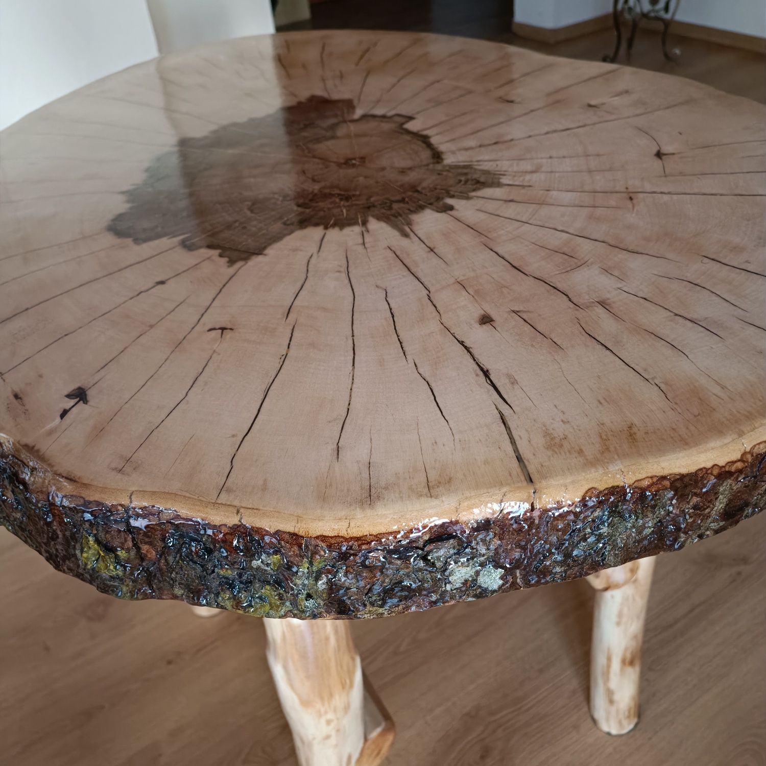 Stół z plastra drzewa pokryty żywicą epoksydową