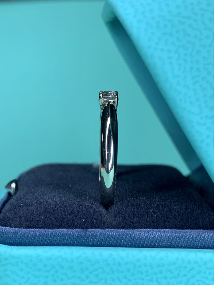 Каблучка з діамантом в стилі Tiffany. Кольцо бриллиант.