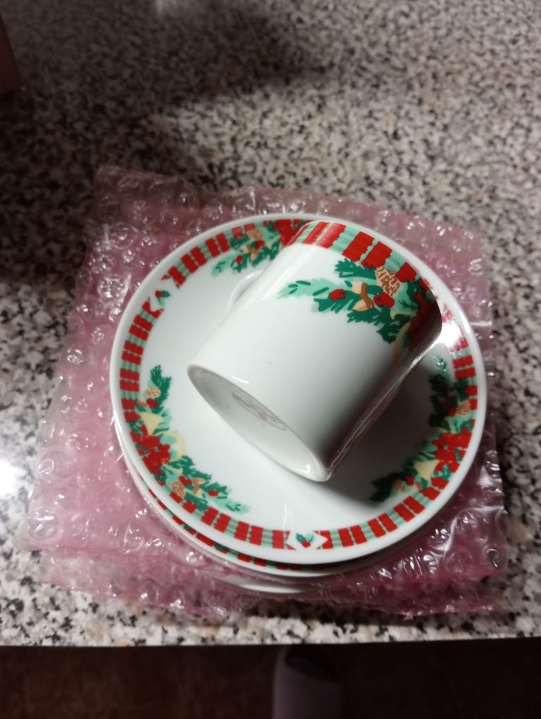 Chavenas de café e respectivos pratos