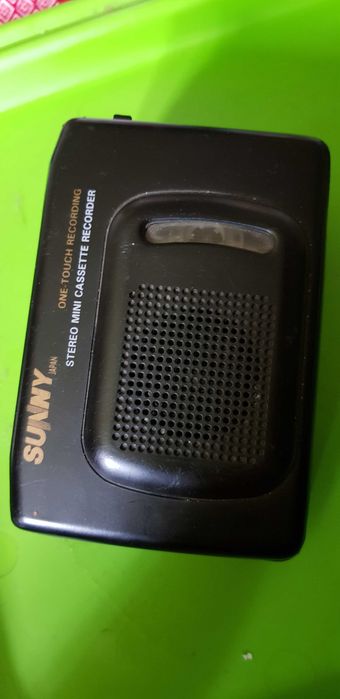 Магнітофон касетний. Маленький та зручний. На зап. частини.