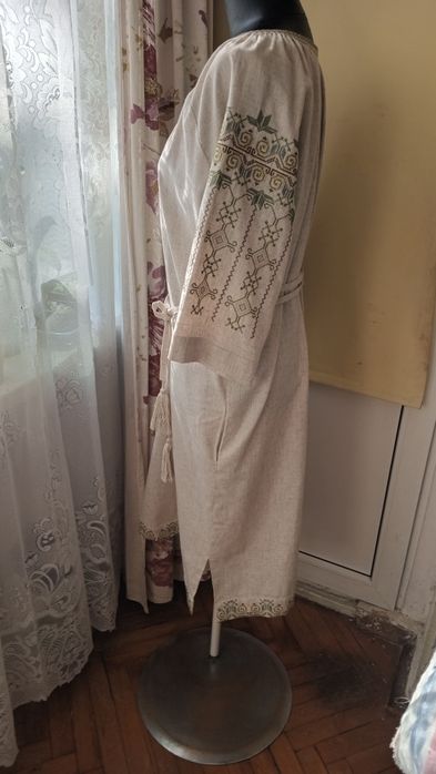 Платье льняное, с вышивкой