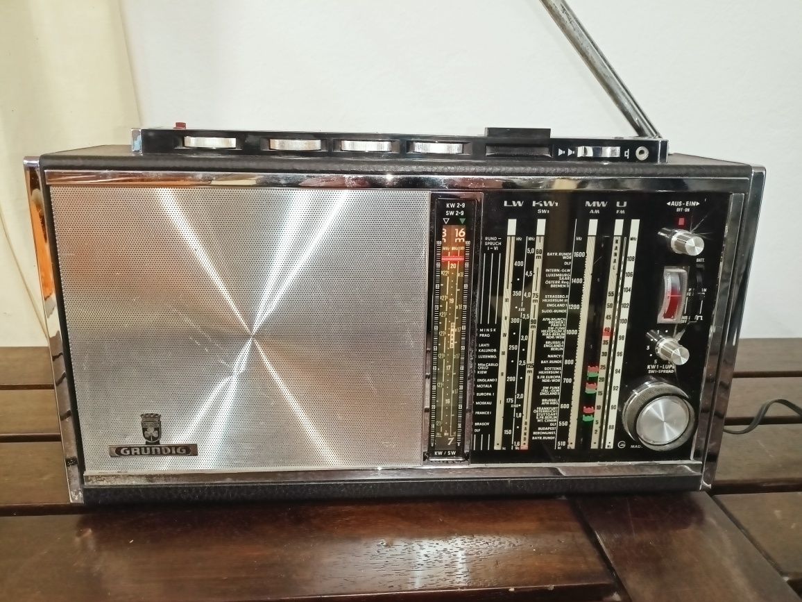 Stare radio tranzystorowe Grundig Satellite 6001.