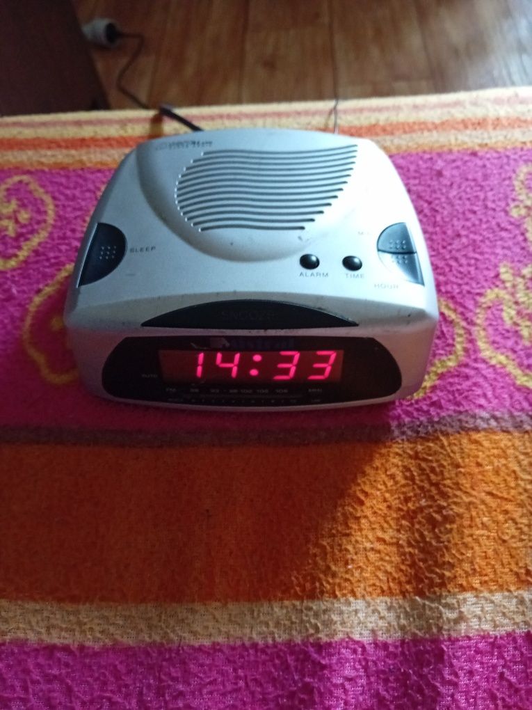 Radio.    budzik