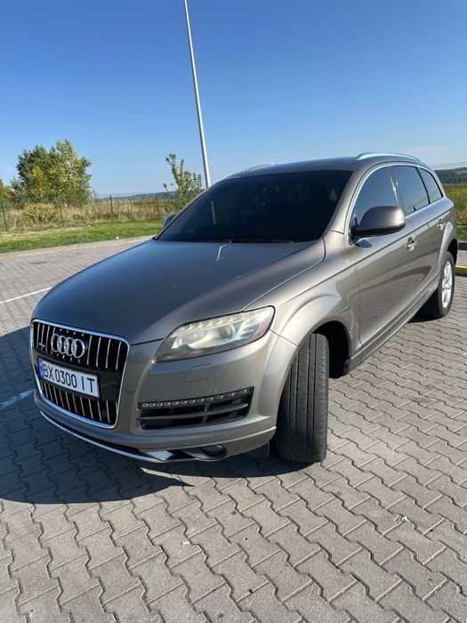 Ауді Q7 2012 р. Машина на повному ходу.