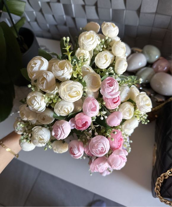 Małe bukieciki kwiatów różyczki różowe i białe