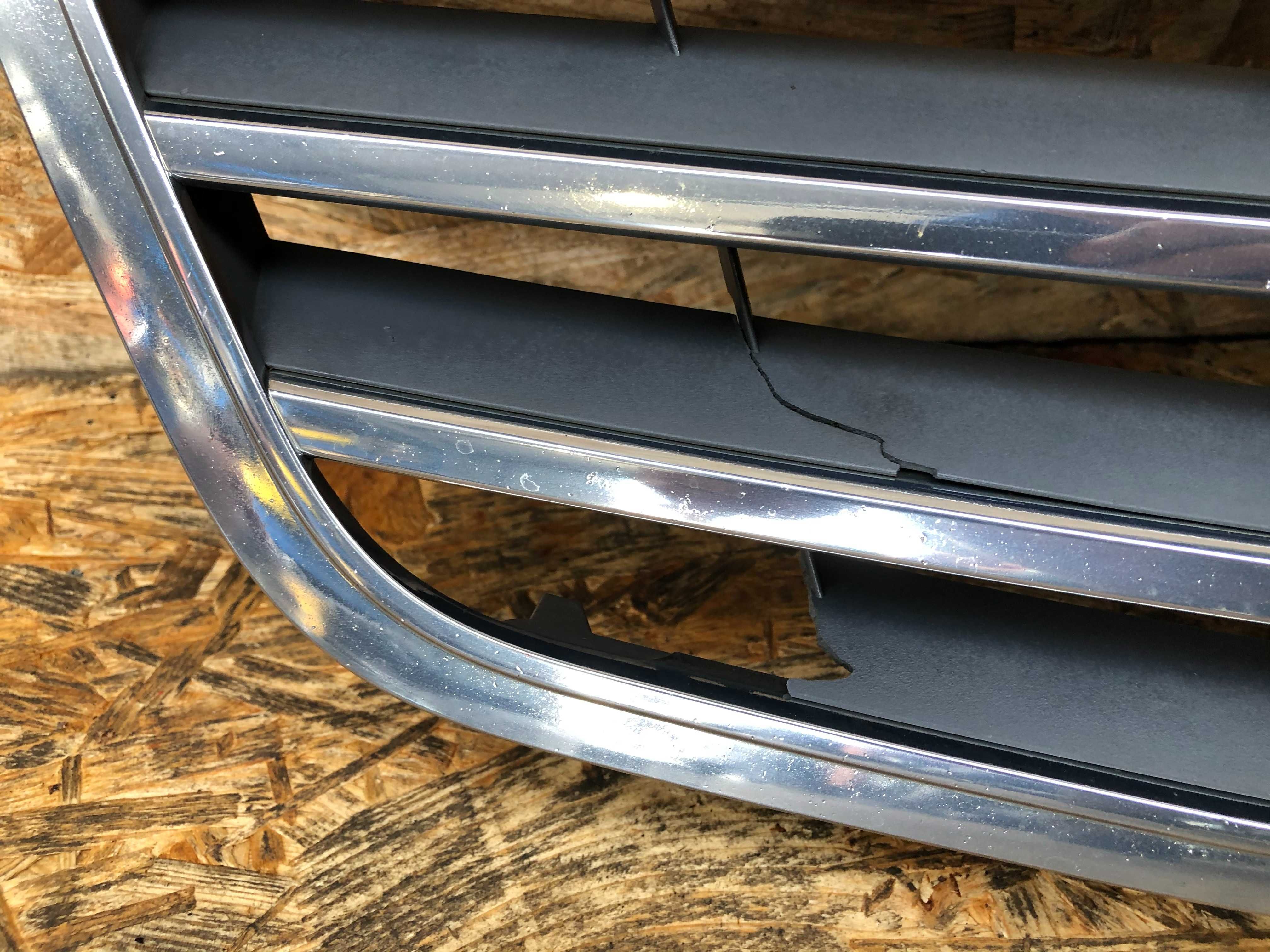 Grill/atrapa/kratka zderzaka Mercedes W212 przed lift