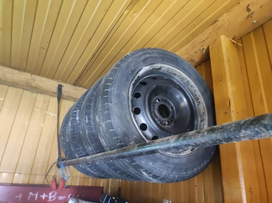 Sprzedam felgi stalowe 4x108 z oponami letnimi