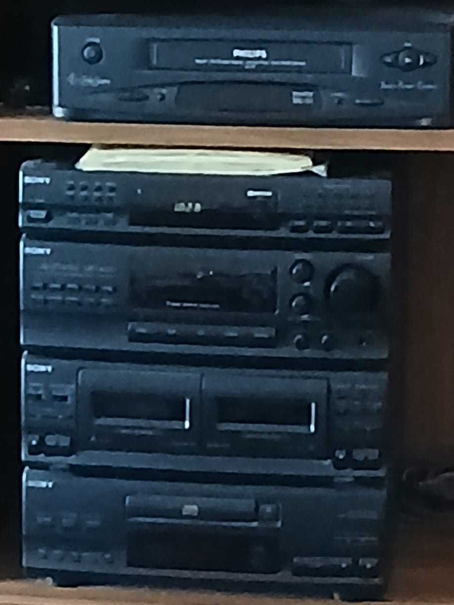 Um aparelho VHS PHILPS e uma aparelhagem de música  marca SONY