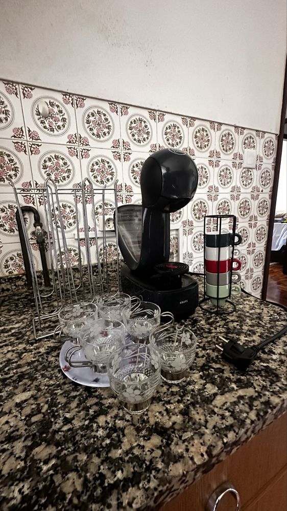 Máquina de café e tudo