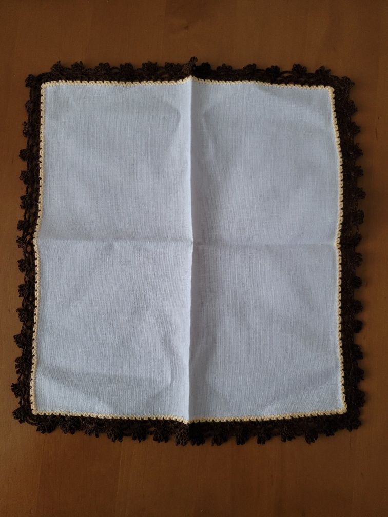 Chusteczka bawełniana z ręcznie zrobioną szydełkiem koronką 23/23 cm