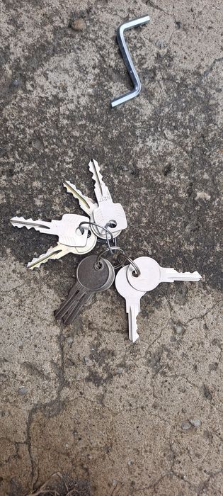 Sprzedam aluminiowy   bagażnik  taurus/thule dachowy z 2 uchwytami na