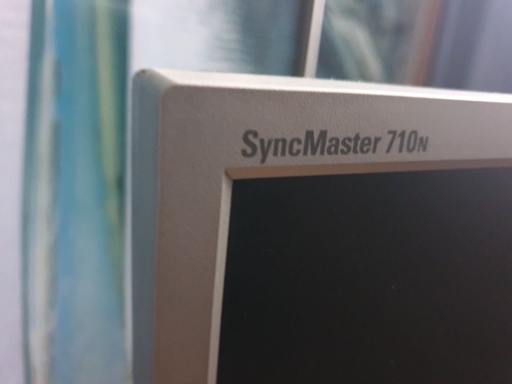 Samsung SyncMaster 710n LCD monitor 17"