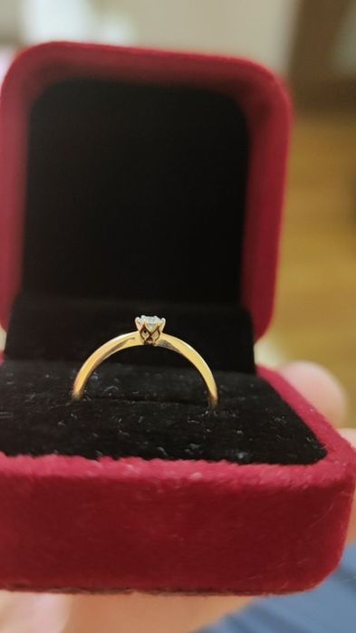 Золота каблучка з діамантом