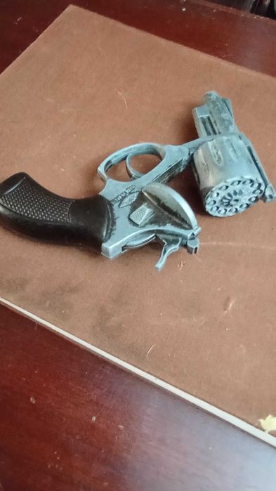 Revólver antigo em metal e , brinquedo, a pólvora e fulminantes