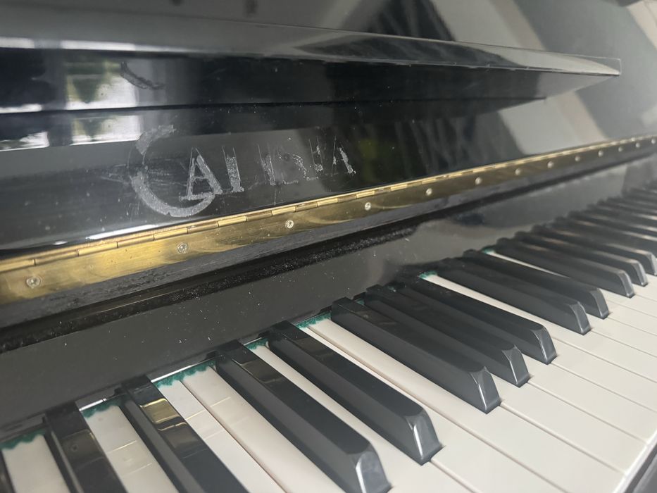 Pianino Calisia piano black polysk - 3 pedaly