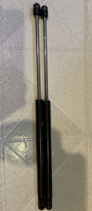 Амортизатор пружинный багажника.