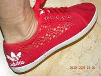 Damskie tenisówki Adidas z ozdobną koronką; nr 38