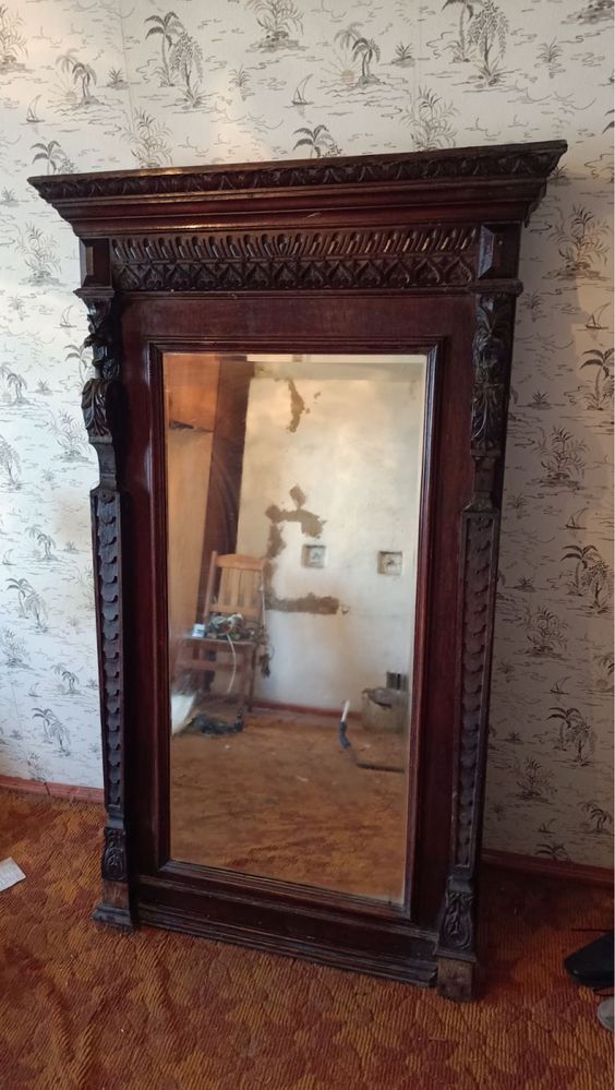 Дзеркало старовинне антикваріат в деревʼяній рамі