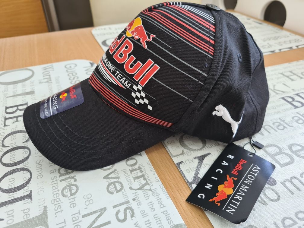 Czapka z daszkiem RED BULL rozmiar uniwersalny regulowany.