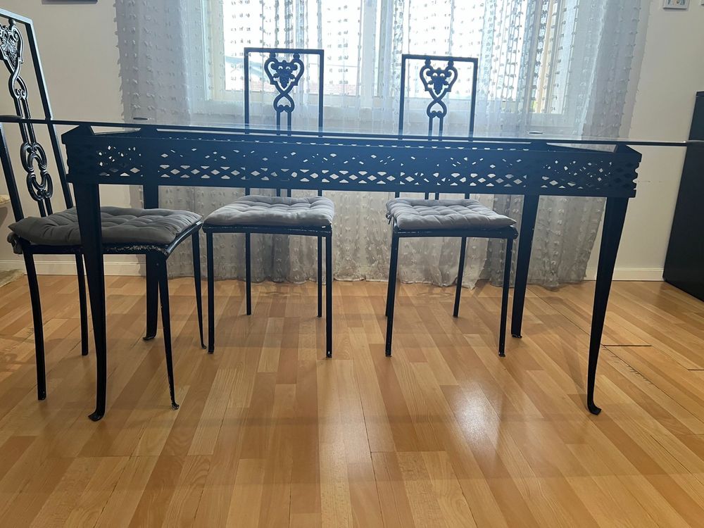 Mesa de ferro com tampo de vidro