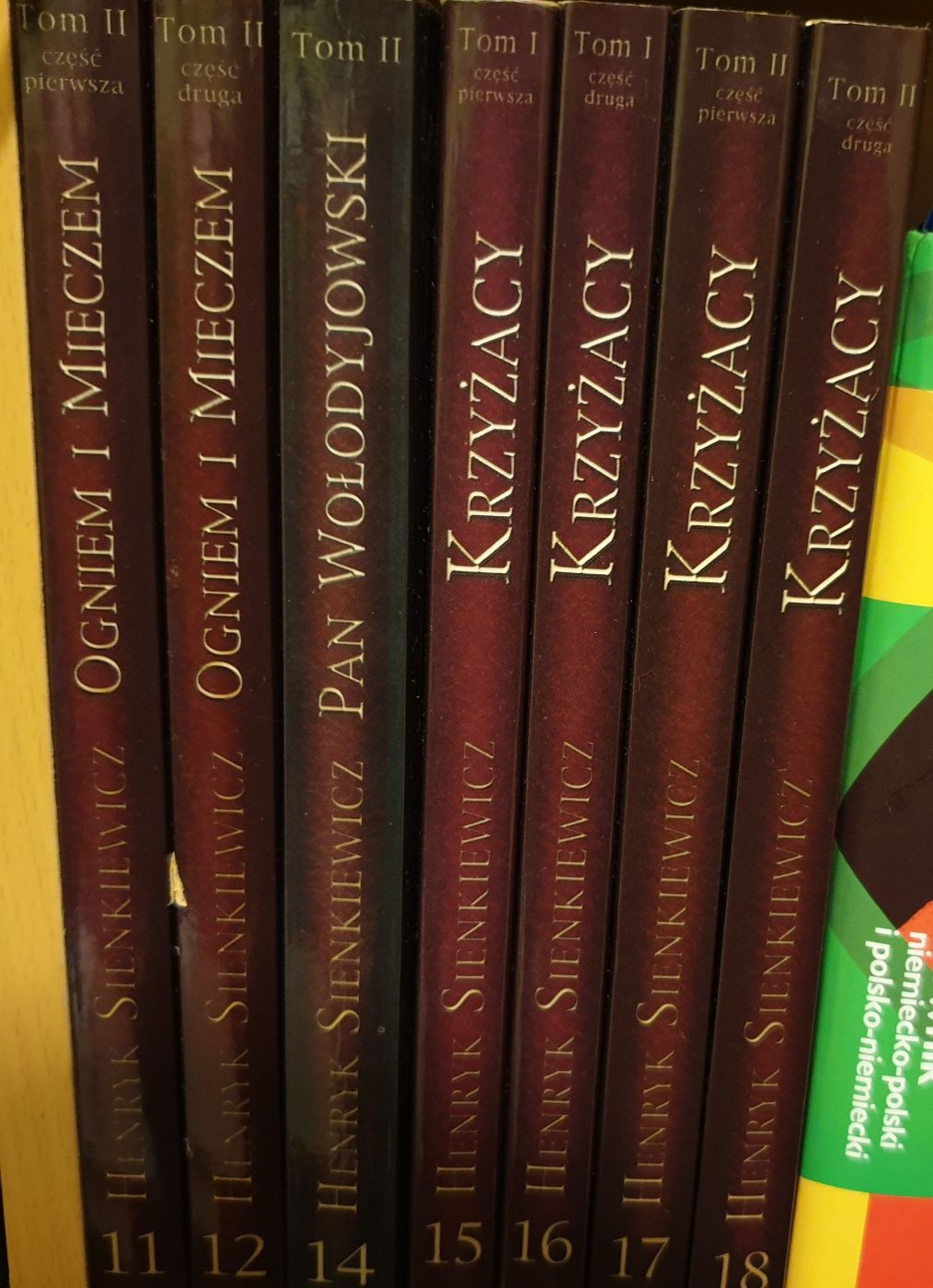 Książki widoczne na zdjęciu