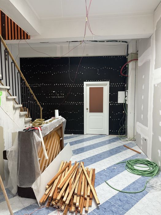 Porta branca com janela em muito bom estado