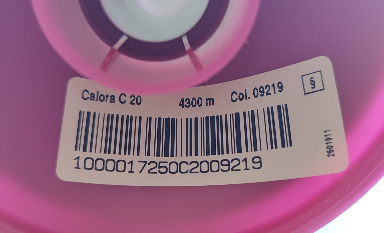 Нитки Gutermann Calora #20 ( 4600 м ) і #40 ( 4000 м ). Чорний колір.