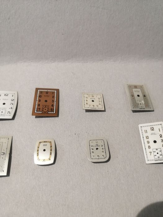 Vendo vários mostradores para relógios de senhora.