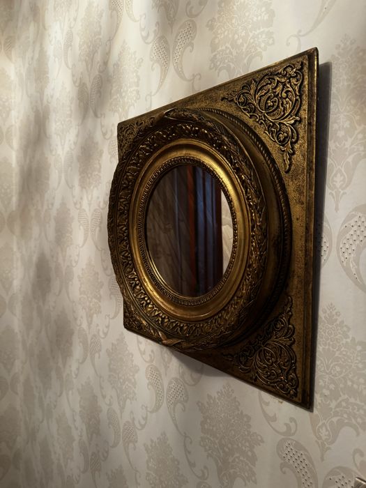 Espelho antigo em moldura de talha dourada.