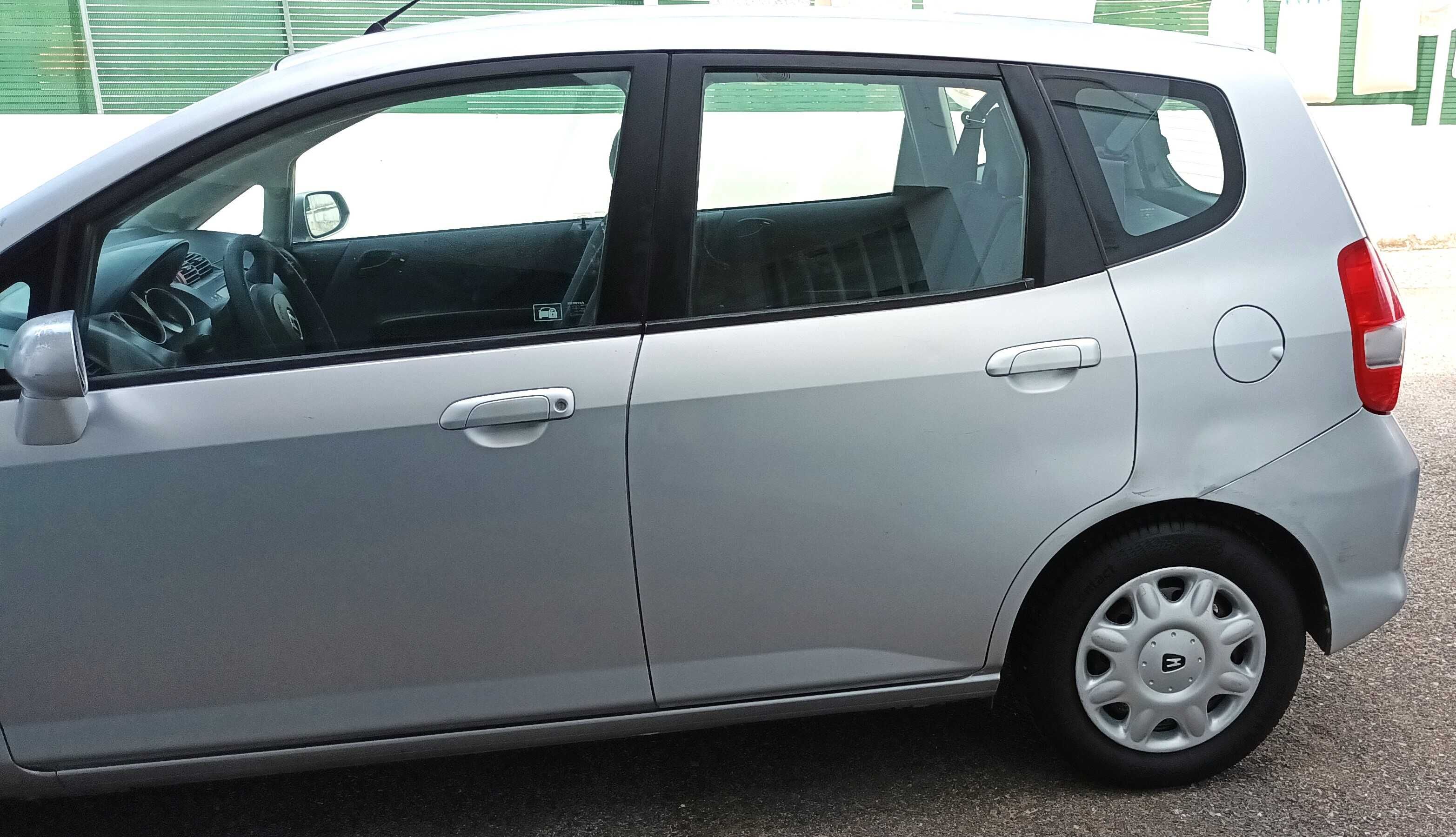 Honda Jazz 1.2 gasolina, de 2005, só 140.260 Km (reais) em bom estado.